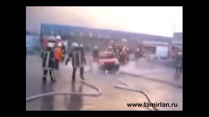 Пожарникари изстрелват кола в космоса - Смях