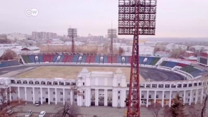 Стадионът, който обикновено е покрит с лед