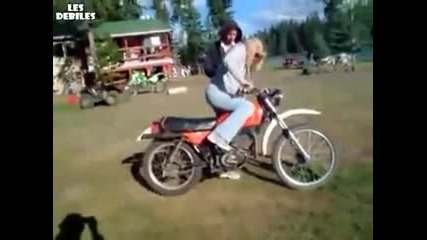 Момиче се учи да кара мотор 