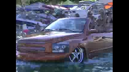 автомобил който се движи във вода 