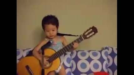 Сладко дете пее и се опитва да свири на китара Hey Jude Hq 