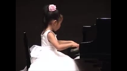 6-годишна пианистка - Моцарт - Соната K331 Allegretto