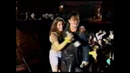 U2 - Trying To Throw Your Arms Around The world - Live 