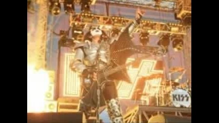 Kiss Разцелуваха Българското Знаме На Концерта