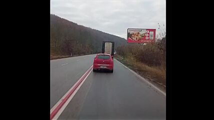 Опасно изпреварване на пътя Русе-Бяла пред патрулен автомобил