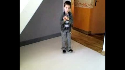 Малко момченце танцува изумително тектоник!