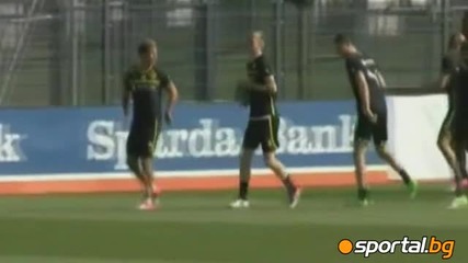 Левандовски и Марко Ройс в забавен момент на тренировка на Борусия Дортмунд