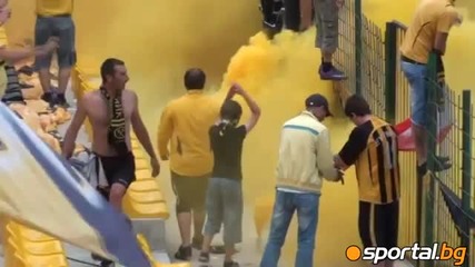 Жълто и черно бомби дим на стадиона на мира