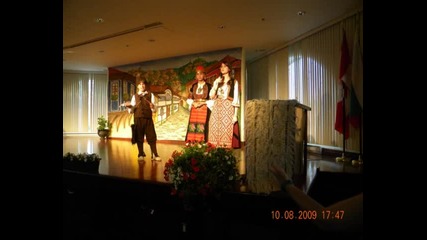 Анна - Моника - Момиче от Канада пее Български фолклор