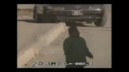 Малък иракски гангстер се перчи пред американски войници 
