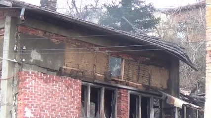 Къща горя в Дупница, хората останаха без покрив (СНИМКИ+ВИДЕО)