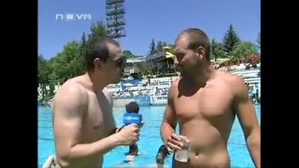 Лудия репортер обарва мацки на басейн