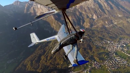 Делтапланерист каца във въздуха на крилото на самолет - by Redbull