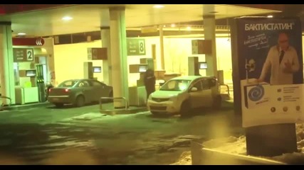 Блондинка мие колата си на бензиностанция!