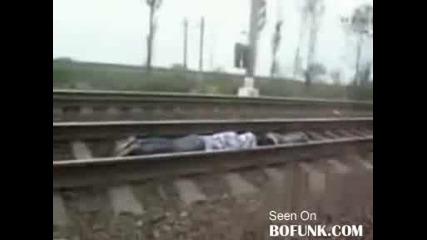 Идиот ляга под движещ се влак !!!