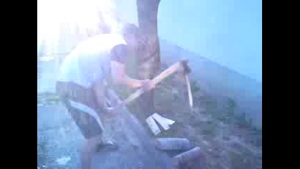 * Exclusive * Бачи Виктор показва как се цепят дърва ! Гледайте !!! 