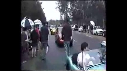 Идиот с Ferrari прави burnout и се удря в Seat 