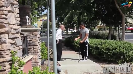 Сляп мъж пита непознат на улицата дали лотарийния му билет е печеливш