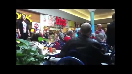 haleluya v kafe restoranta na golym magazin