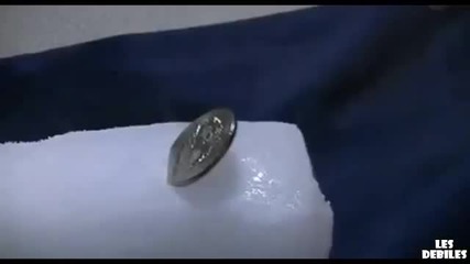 Ето какво става когато се сложи стотинка в сух лед