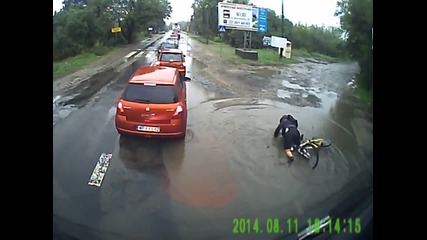 Колоездач заби лице в асфалта заради улична дупка :)