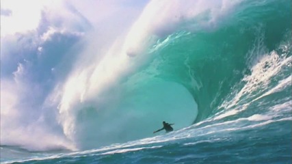 Сърфист на огромна вълна в реклама на Redbull