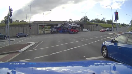 Автовоз прави опит да мине под мост в Австралия ..