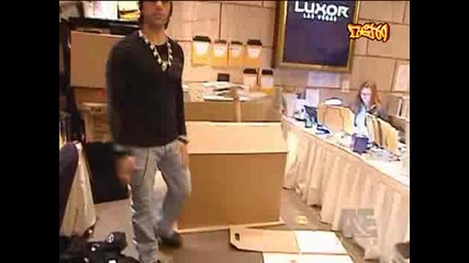 Wow ! Criss Angel Изважда Момиче От Кашон