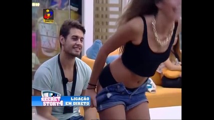 Debora faz um strip Secret Story 4