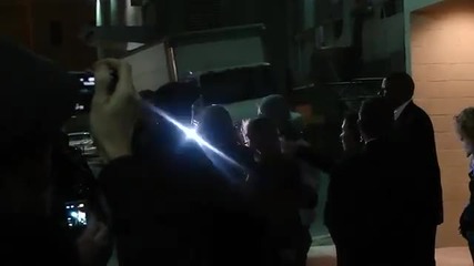Нийв Кембъл раздава автогафи