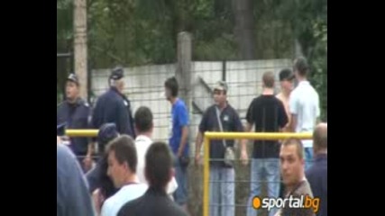 Феновете на Левски бутнаха бетонна ограда на ст адион Миньор 