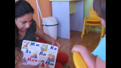 Дете на 2,5 години знае азбуката!