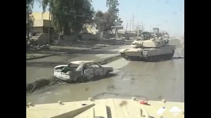 Ирак Танк минава върху кола
