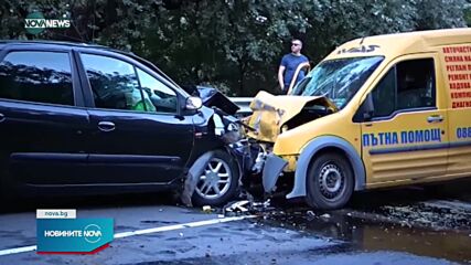 Двама пострадали при челен удар между две леки коли край Симитли