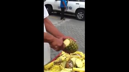 Докато си купувате плод ананас , той с лекота е готов обелен и нарязан пред вас