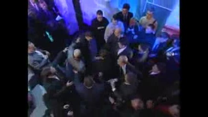 много хора се бият в тв шоу 