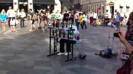 Мъж свири класическа музика с бутилки