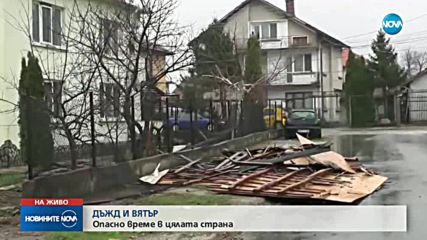 Отнесени покриви и изтръгнати стълбове във Враца