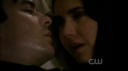 Обичам те, Elena - Damon сцената в която Elena целува Damon