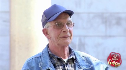 скрита камера-полицаи си прещипва онази работа