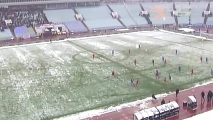 Фенове на Левски уцелиха със снежна топка Стойчо Младенов