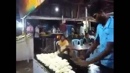 Свръх професионализам!! Как се правят мекици в Индия