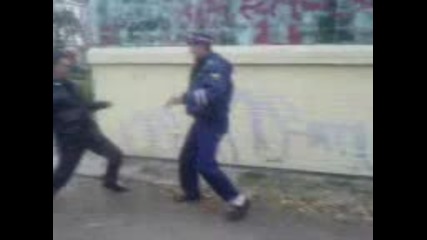 Mortal combat с руски полицаи