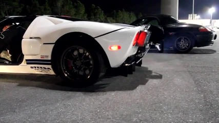 Звяр 1500 коня Ford Gt хвърля огън