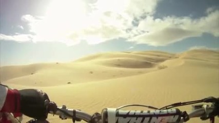 Ненормалник кара мотор в пустинята ! 