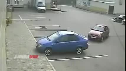 Жена шофьор излиза от паркинг, но вижте как!?