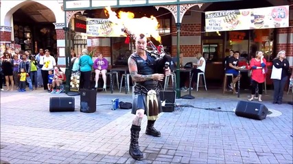 Уличен музикант свири Ac / Dc с "горяща" шотландска гайда
