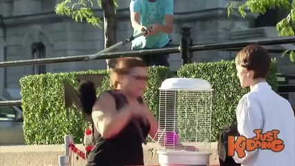 Смях ! Голям прилеп атакува хората ! Скрита камера !