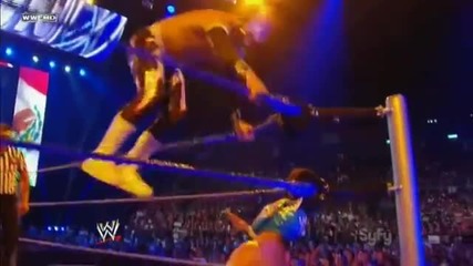 Slingshot Corner Dropkick - Sin Cara (negro)