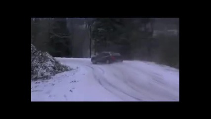 Субарута правят снежен дрифт.